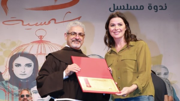الفنانة يسرا اللوزي و الأب بطرس دانيال 