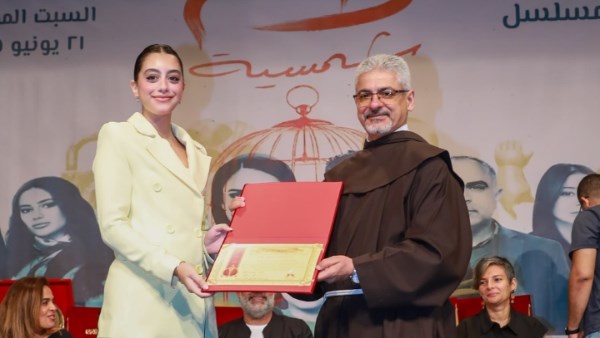الفنانة ياسمينا العبد و الاب بطرس دانيال 