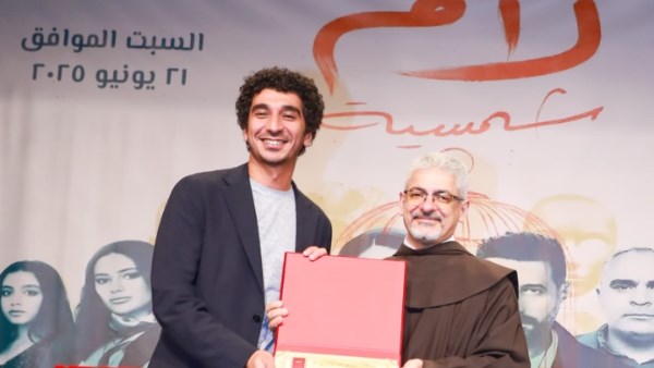 المخرج كريم الشناوي مع الأب بطرس دانيال 