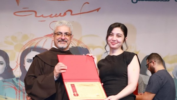 الفنانة فاتن سعيد مع الأب بطرس دانيال 