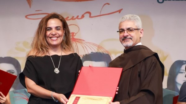 الفنانة يارا جبران و الاب بطرس دانيال 