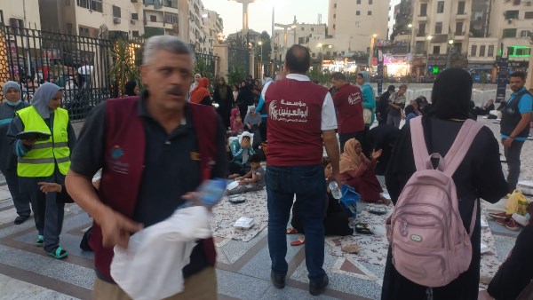 مؤسسة أبو العينين توزع آلاف الوجبات على الصائمين بمساجد آل البيت في يوم عرفة |صور