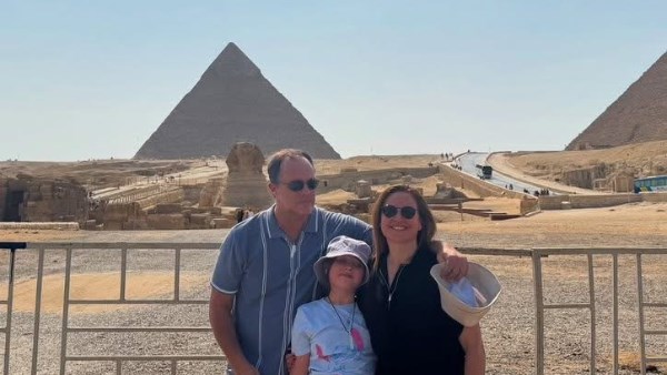 ريا أبي راشد مع أسرتها في زيارة سياحية لمصر