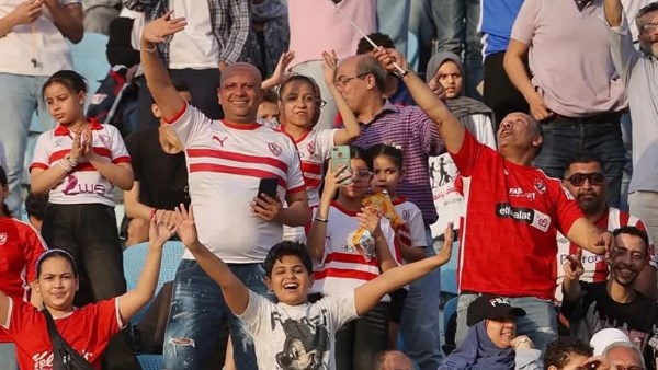شاهد ..أهلاوي و زملكاوي في المدرجات لتشجيع بيراميدز أمام صن داونز