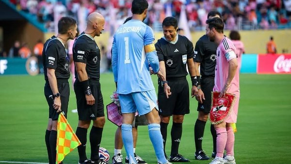 شاهد..الأسطورة ليونيل ميسي يحمل شعار النادي الأهلي