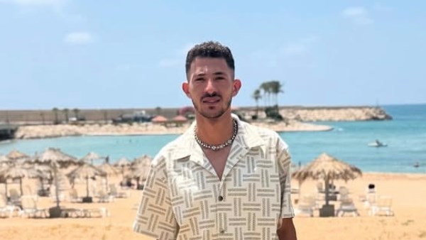 على الشاطئ.. أحمد فتوح في أحدث ظهور  خلال إجازته الصيفية