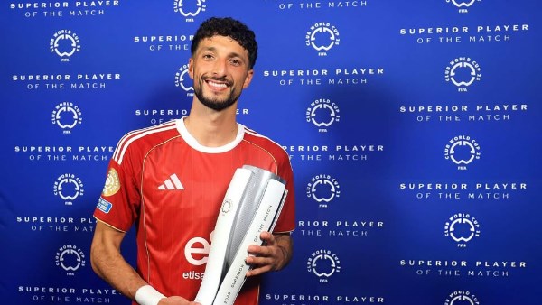 وسام أبو علي يفوز بجائزة رجل مباراة الأهلي و بورتو