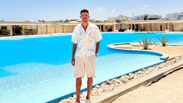 أحمد فتوح يشارك أحدث ظهور له من عطلته الصيفية