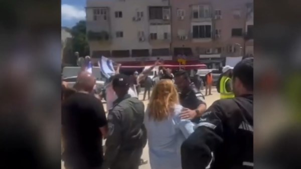 فلسطينيو الداخل المحتل يتظاهرون امام السفارة المصرية