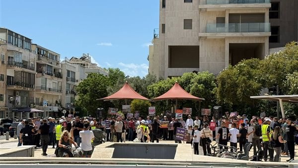 مظاهرات في تل أبيب امام سفارة مصر 