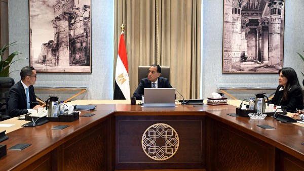 رئيس الوزراء ووزير الاستثمار يبحثان خطط جذب الاستثمارات وتطوير المناطق الحرة
