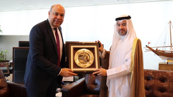 وزير الطيران يبحث مع رئيس الإدارة العامة للطيران الكويتي سبل تعزيز التعاون