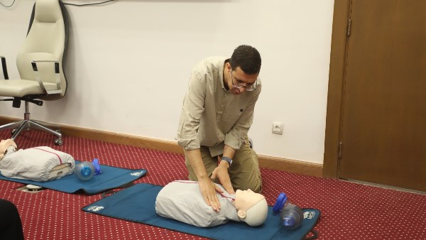 الصحة: بدء تدريب العاملين المدنيين بالداخلية على استخدام أجهزة إزالة الرجفان القلبي