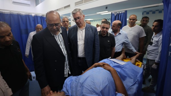 وزيرا العمل والبترول خلال زيارة المرضى