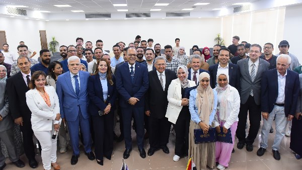 وزير العمل في صورة جماعية مع الطلبة