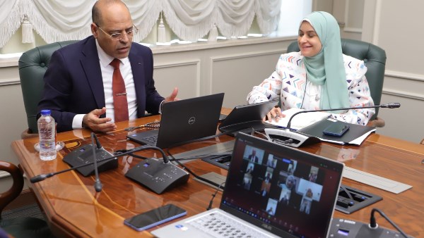 وزير العمل خلال اجتماع بالفيديو كونفرانس مع الملحقيين العماليين