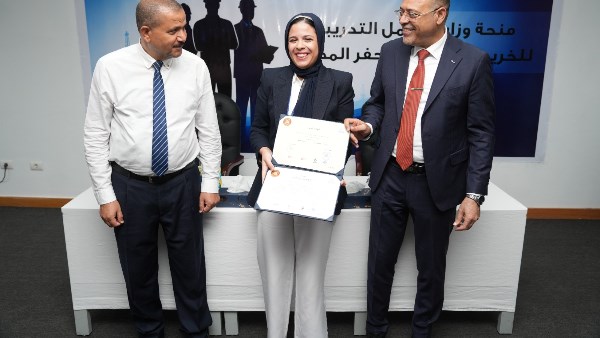 وزير العمل يسلم إحدى الخريجات شهادة الاجتياز