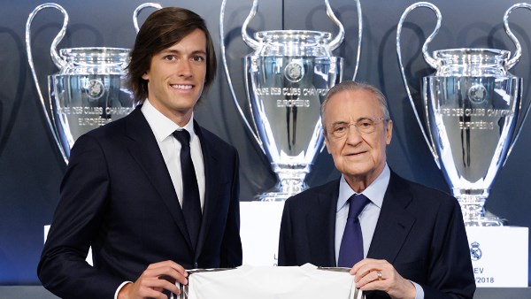 رسميًا.. ألفارو كاريراس يوقّع لريال مدريد حتى 2031 بحضور فلورنتينو بيريز