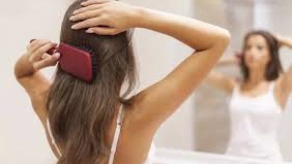 توقفي فورًا عن إهمال تمشيط شعرك شاهدي ماذا يحدث عندما تتجاهلين هذه العادة البسيطة 