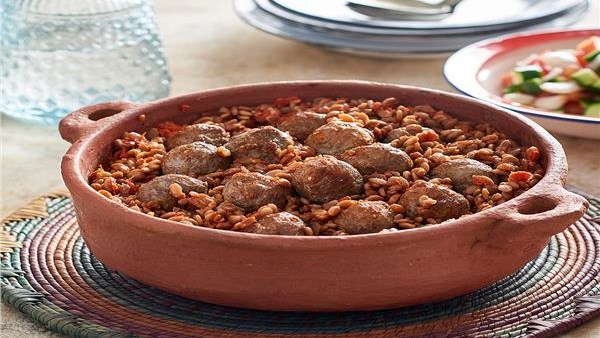 طريقة عمل شوربة لسان العصفور بالخضار وكرات اللحم المفرومة  