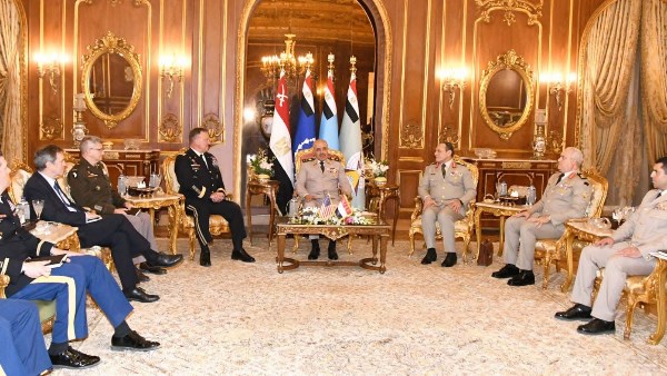 رئيس الأركان يلتقى قائد القيادة المركزية الأمريكية لبحث التعاون العسكري المشترك