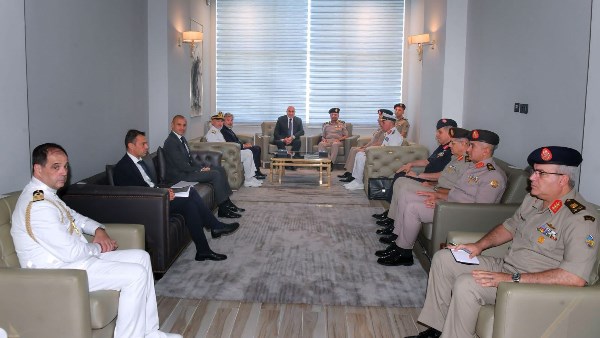 وزير الدفاع والإنتاج يلتقى نظيره الإيطالي لبحث التعاون العسكري المشترك 