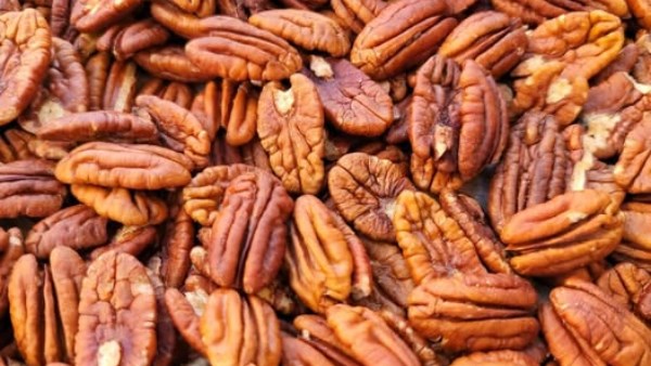 ماذا يحدث لجسمك عند تناول جوز البيكان