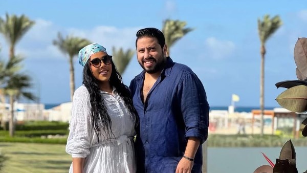 شيماء سيف تخطف الأنظار رفقة زوجها