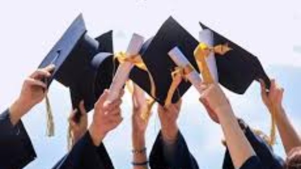 أوائل الثانوية العامة يروون كواليس عامهم الأصعب: ضغوط إحباطات طرق مبتكرة للتغلب على التوتر