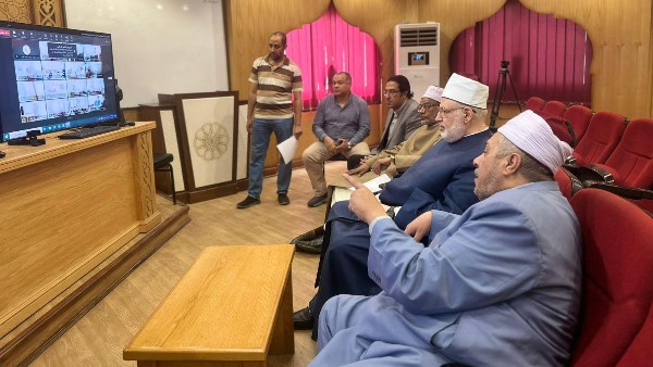 وكيل الأزهر ورئيس القطاع يتابعان امتحانات الثانوية من غرفة العمليات