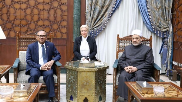 شيخ الأزهر يستقبل سفير كمبوديا