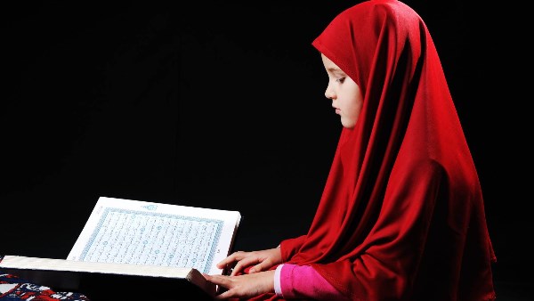 حكم قراءة القرآن بالعين فقط دون تحريك الفم.. الإفتاء تجيب