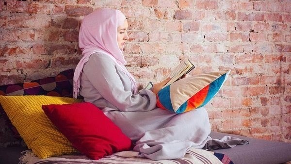 هل يجوز للمرأة قراءة القرآن وهي كاشفة شعرها؟.. أمين الفتوى يجيب