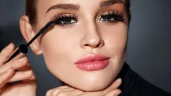 الماسكرا المقاومة للماء تجفف العين وتهدد صحتها