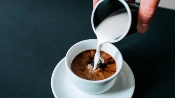 مخاطر صحية لشرب الشاي والقهوة بالحليب
