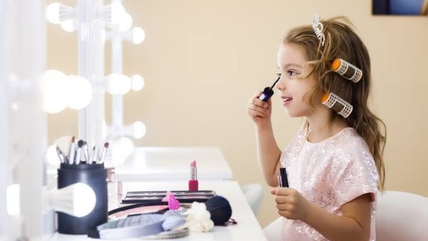 مخاطر صحية تحدث للأطفال عند وضع مستحضرات التجميل