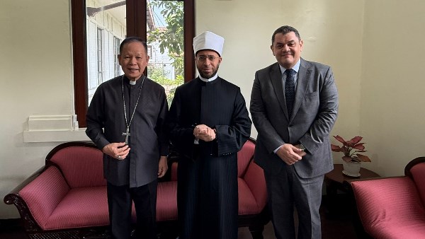 رئيس أساقفة مانيلا يستقبل وزير الأوقاف