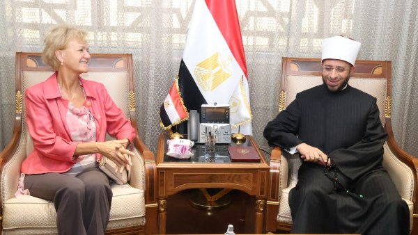 سفيرة الاتحاد الأوروبي لوزير الأوقاف: مصر لها دور رائد لا يقوم به سواها