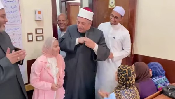 رئيس المعاهد الأزهرية يقدم هدية لطفلة من ذوي الهمم