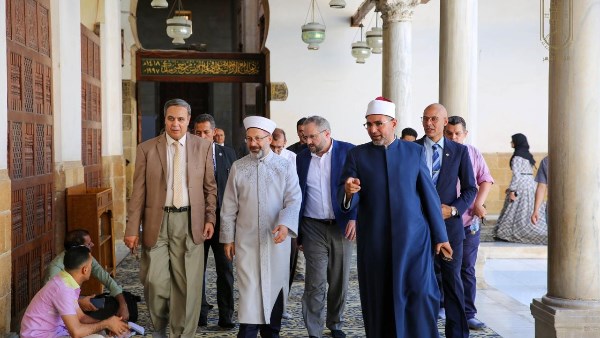 رئيس الشئون الدينية التركي يزور الجامع الأزهر