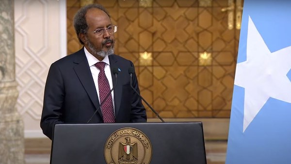 الرئيس الصومالي: شرف عظيم أن أقف إلى جانب الرئيس السيسى بالعلمين الجديدة