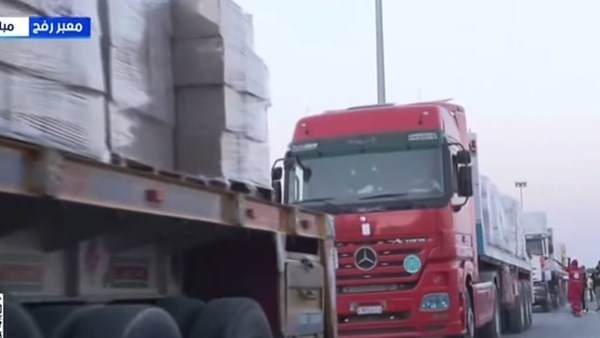 لحظة تحرك شاحنات المساعدات المصرية إلى قطاع غزة 
