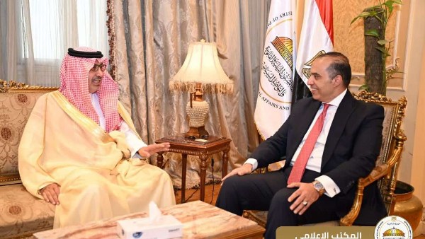 وزير الشئون النيابية يستقبل سفير خادم الحرمين