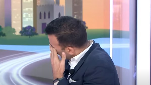 مذيع القاهرة الإخبارية يدخل في نوبة بكاء أثناء محاورته ابنة مراسل القناة في غزة