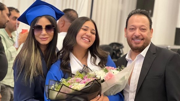 إيناس عز الدين وزوجها أحمد العيسوي وابنتهما