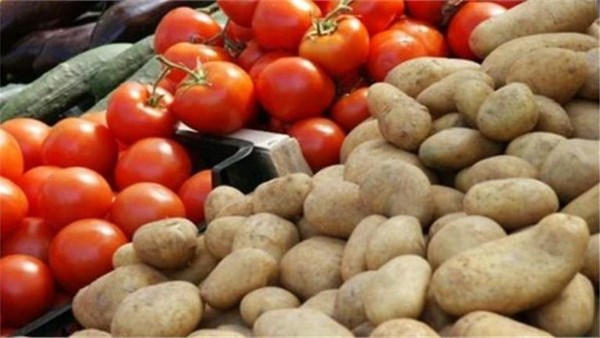 بطاطس وطماطم