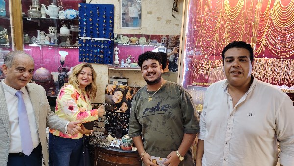 مرشحة "المصريين الأحرار" تجوب الحسين والجمالية