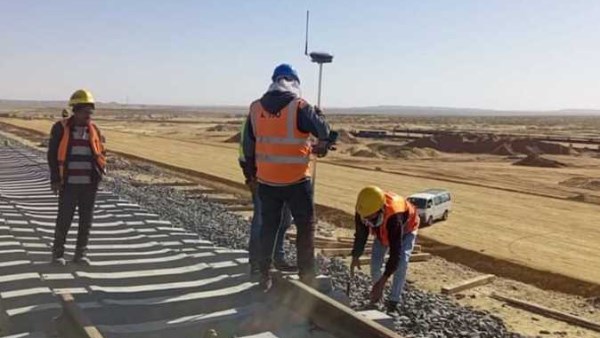 تركيب القضبان في الخط الأول للقطار السريع بين السخنة ومطروح