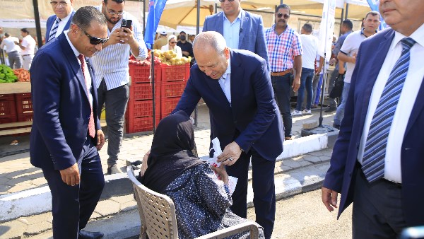 محافظ القاهرة مع المسنه 