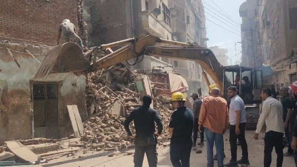 البيت بقى كوم تراب.. انهيار منزل بطنطا والبحث عن شخصين تحت الأنقاض | قرار عاجل من المحافظ